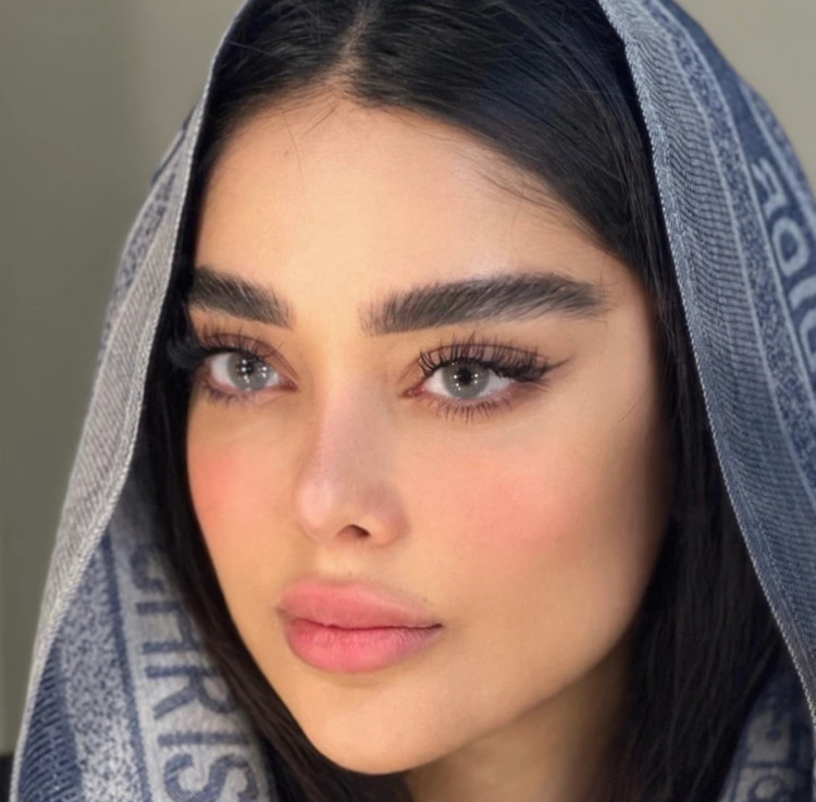 لنز رنگی رز طوسی روشن بدون دور مشکی دیزی گری