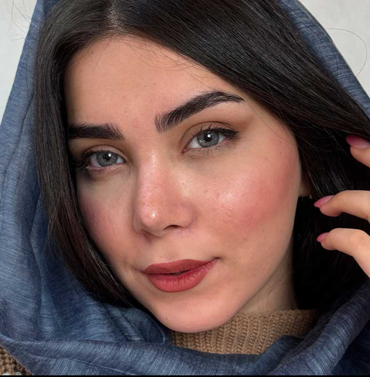 لنز رنگی رز طوسی دور مشکی سندی گری