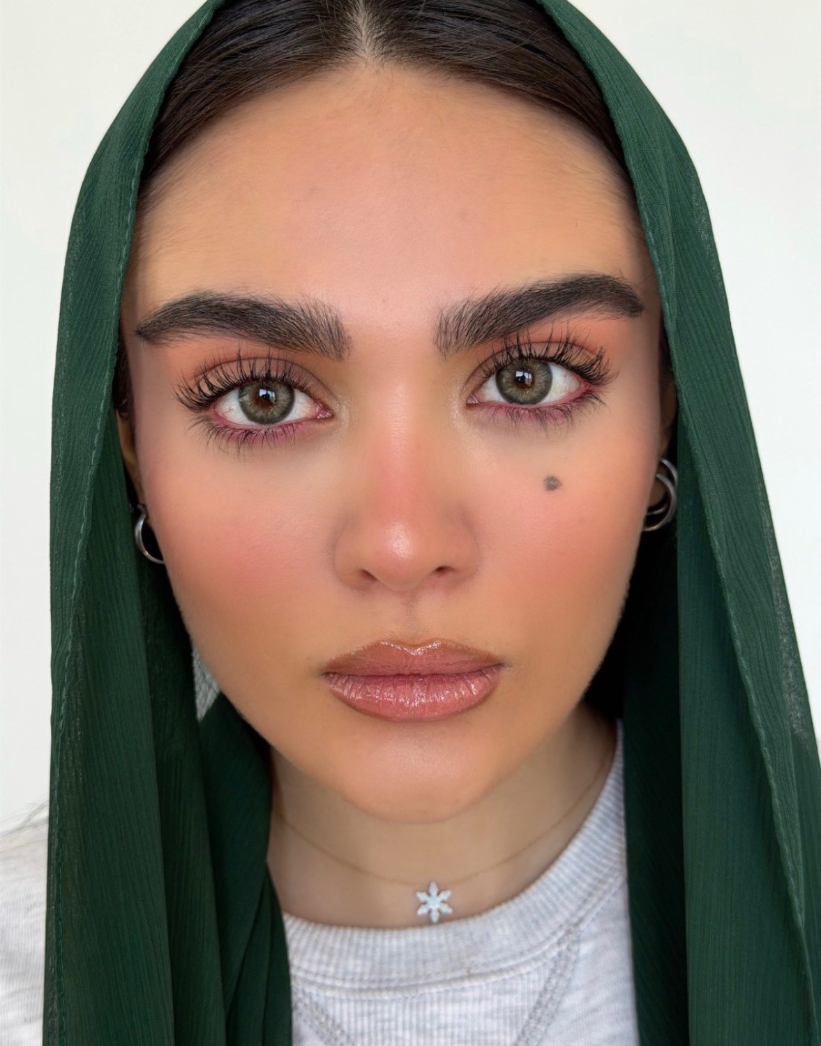 لنز رنگی سالانه آرمی گرین یونیک طوسی سبز دور مشکی